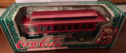 01080-1 € 35,00 coca cola dice cast trein wagon tevens spaarpot 22 cm lang.jpeg